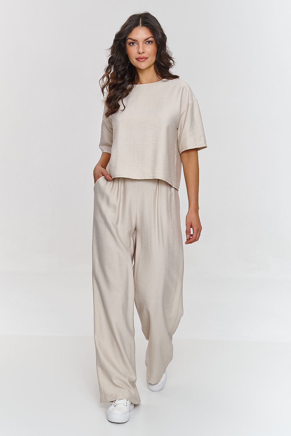 Elegant Makadamia 2-Piece Blouse and Wide Leg Pants Set in light fabric, perfect for sophisticated spring and summer occasions. Available in sizes EU 36-42.