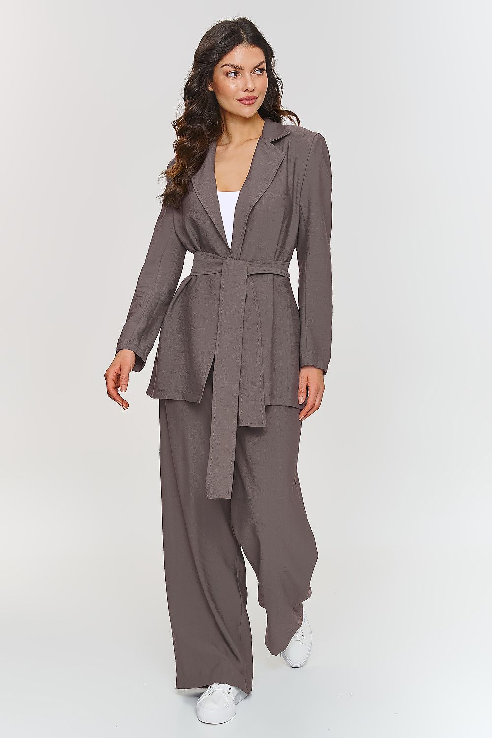Elegant women's set featuring a loose-cut jacket and wide-legged pants by Makadamia, designed for modern style and comfort in EU sizes 36-42.