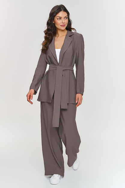 Elegant women's set featuring a loose-cut jacket and wide-legged pants by Makadamia, designed for modern style and comfort in EU sizes 36-42.