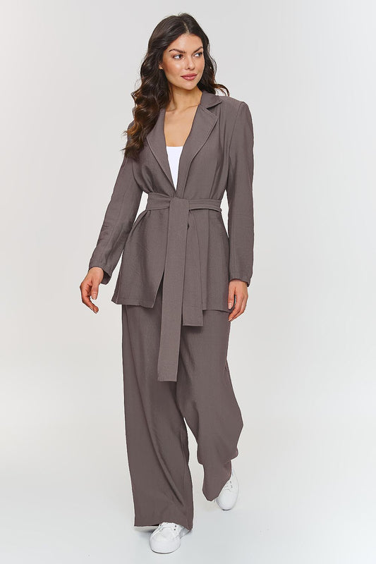Elegant women's set featuring a loose-cut jacket and wide-legged pants by Makadamia, designed for modern style and comfort in EU sizes 36-42.
