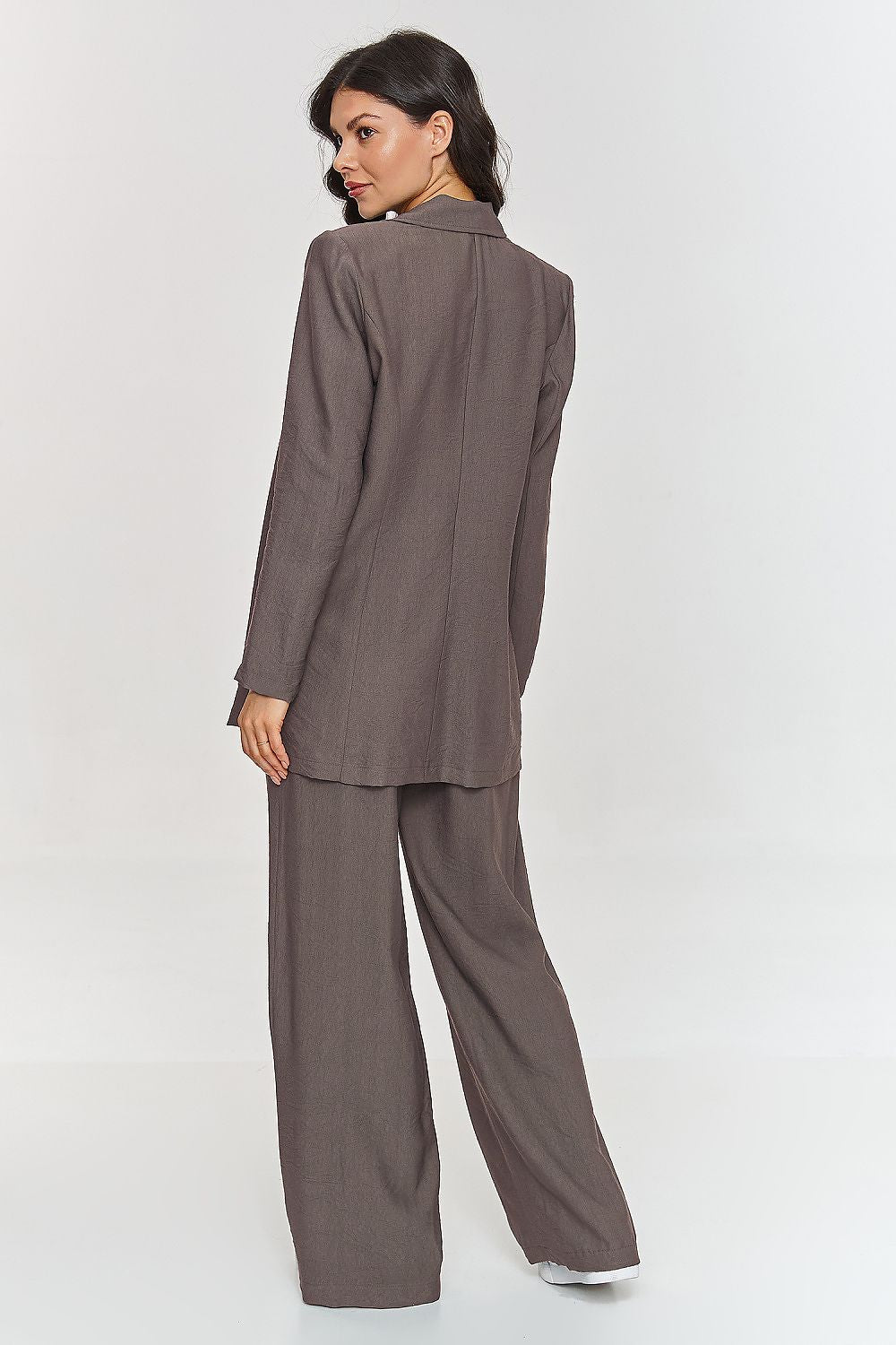 Chic loose-cut jacket from Makadamia, perfect for layering, offering a tailored look with a tied belt and contemporary elegance.