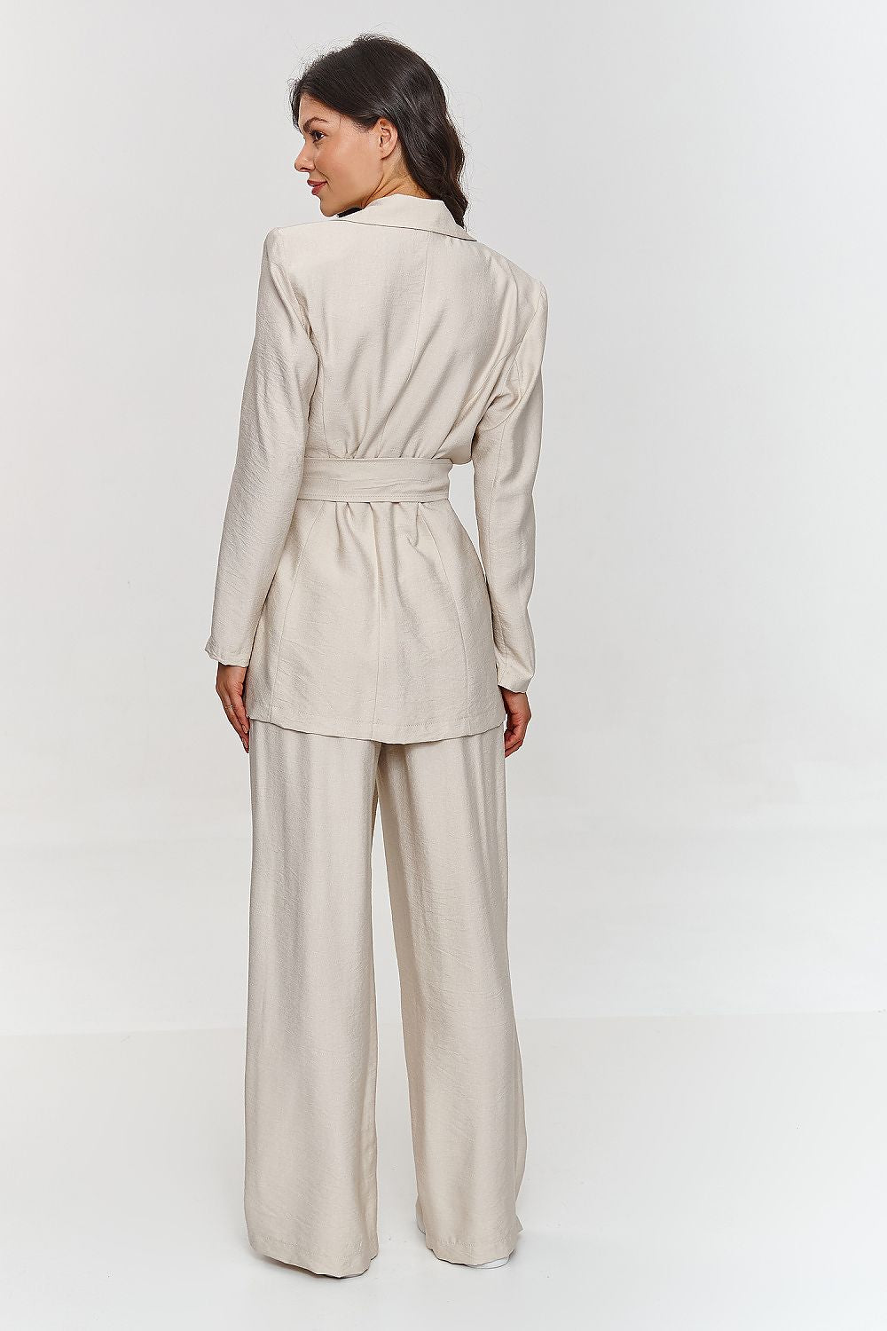 Stylish ensemble of loose-cut jacket and wide-legged pants by Makadamia, ideal for both casual outings and formal occasions.