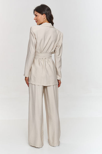 Stylish ensemble of loose-cut jacket and wide-legged pants by Makadamia, ideal for both casual outings and formal occasions.