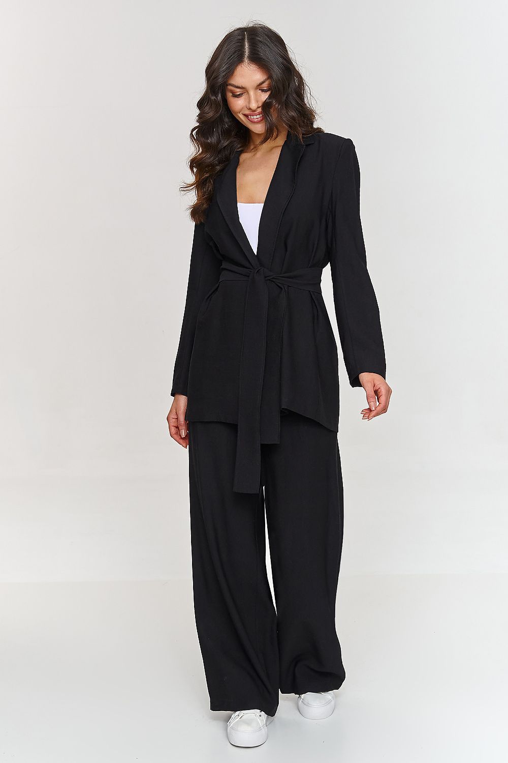Elegant women's loose-cut jacket from Makadamia, designed for modern sophistication and comfort.