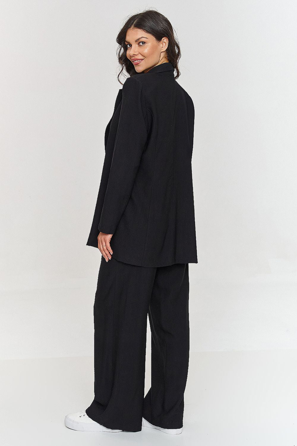 Wide-legged pants for women by Makadamia, flattering fit with an elastic waistband for versatile styling.