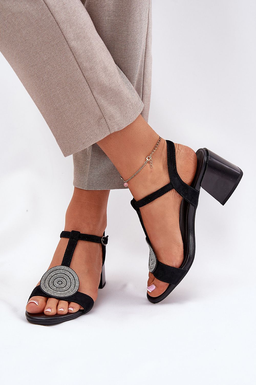 Stylish women's sandals designed by Step in style, highlighting the 6.5 cm column heel and premium natural leather ideal for elegant outfits.