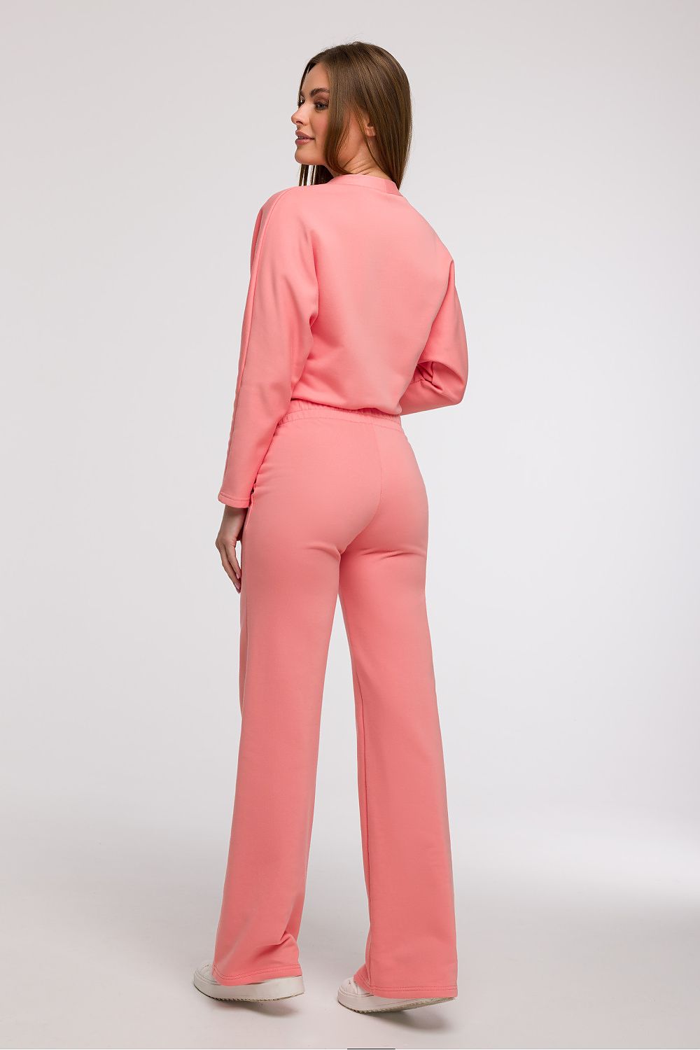 BeWear stylish wide leg sweatpants on display, highlighting the minimalist design and classic silhouette suited for pear-shaped figures.