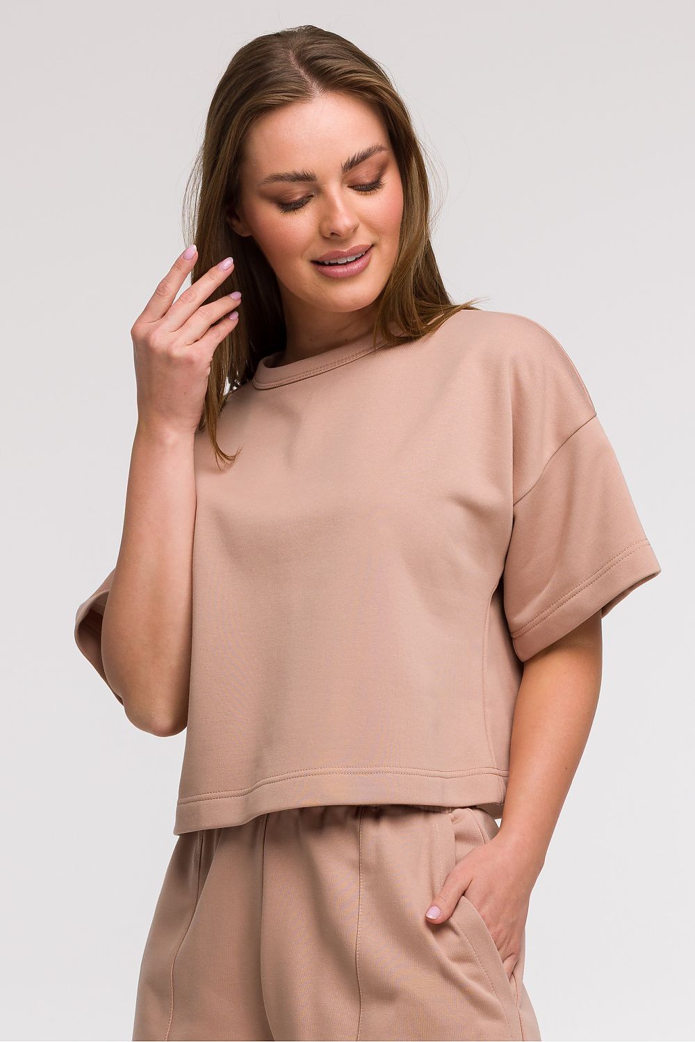 Fashionable BeWear women's cropped blouse, showcasing the versatility of its design, suitable for pairing with high-waisted pants or skirts for a trendy summer outfit.