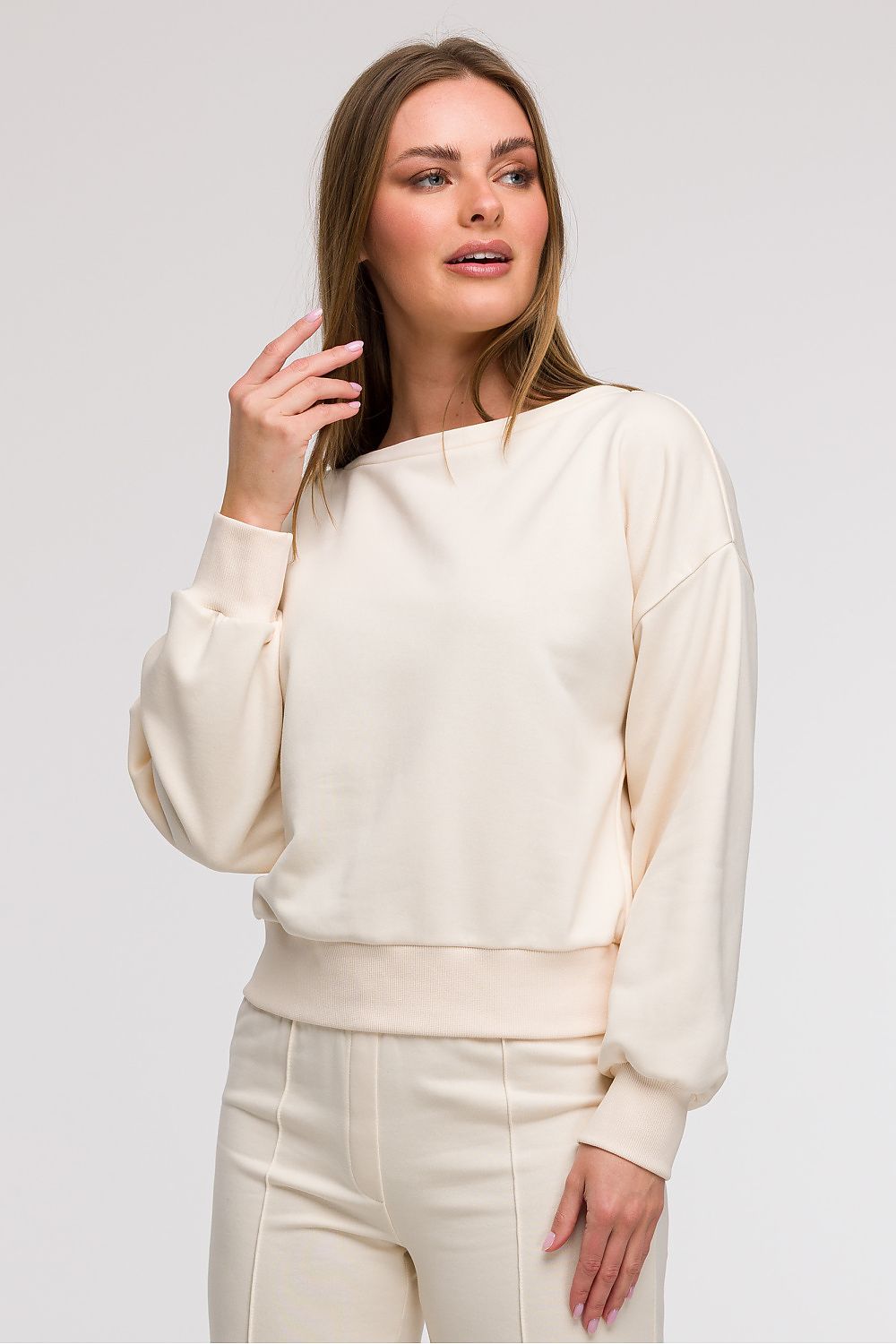 Versatile garment styling of BeWear’s open back sweatshirt blouse, designed for effortless elegance in casual everyday outfits.