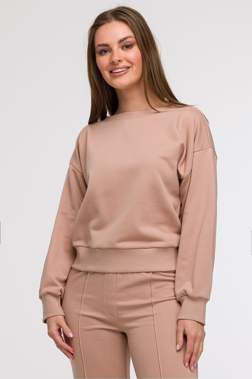 Chic open back design of the BeWear sweatshirt blouse highlighting an elegant silhouette and refined femininity.