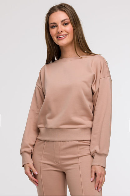 Chic open back design of the BeWear sweatshirt blouse highlighting an elegant silhouette and refined femininity.