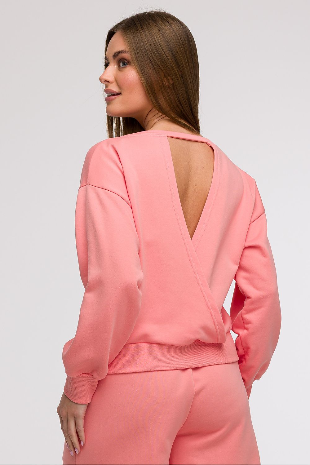 Chic and feminine BeWear blouse, perfect for apple-shaped silhouettes, combining comfort with elegant aesthetic.