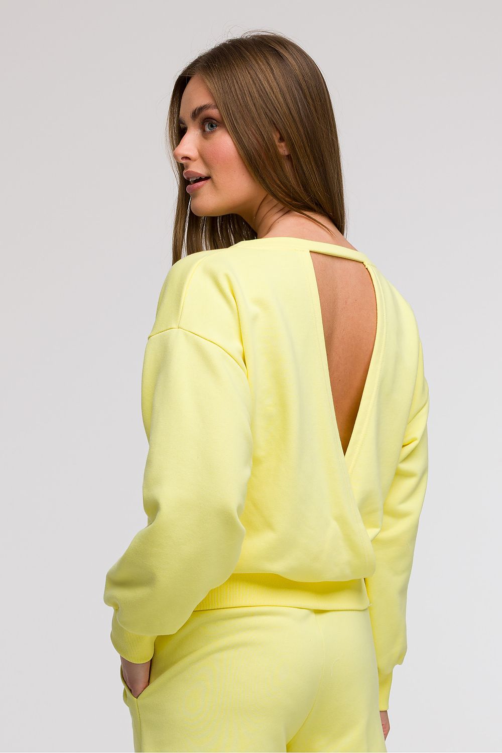 Feminine open back sweatshirt blouse by BeWear, featuring an elegant loose fit, deep wrap neckline, and comfortable cuffs, perfect for casual and stylish everyday attire.