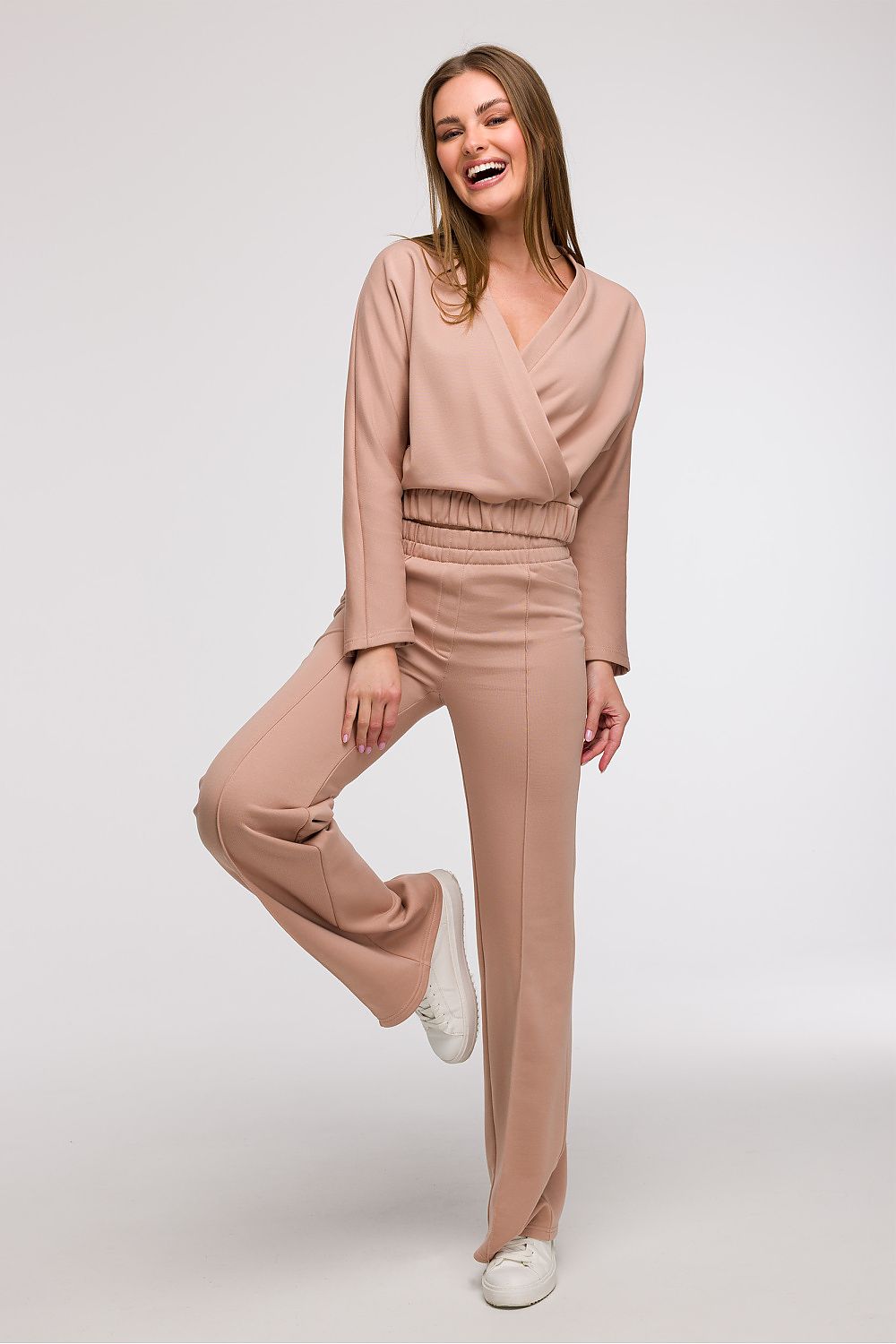 Detail of the elastic waistband on BeWear's Women's Blouse, offering a perfect fit and accentuating feminine curves.