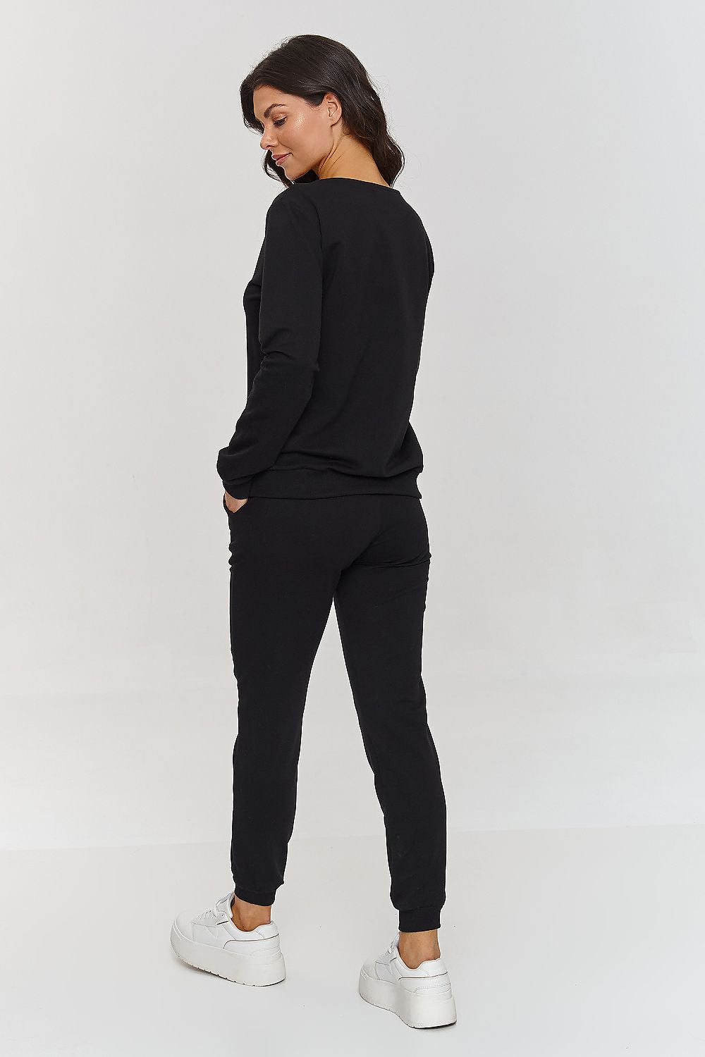 Stylish Women's Tracksuit by Makadamia, comprising a fitted hoodie and comfortable pants, designed for a refined aesthetic.