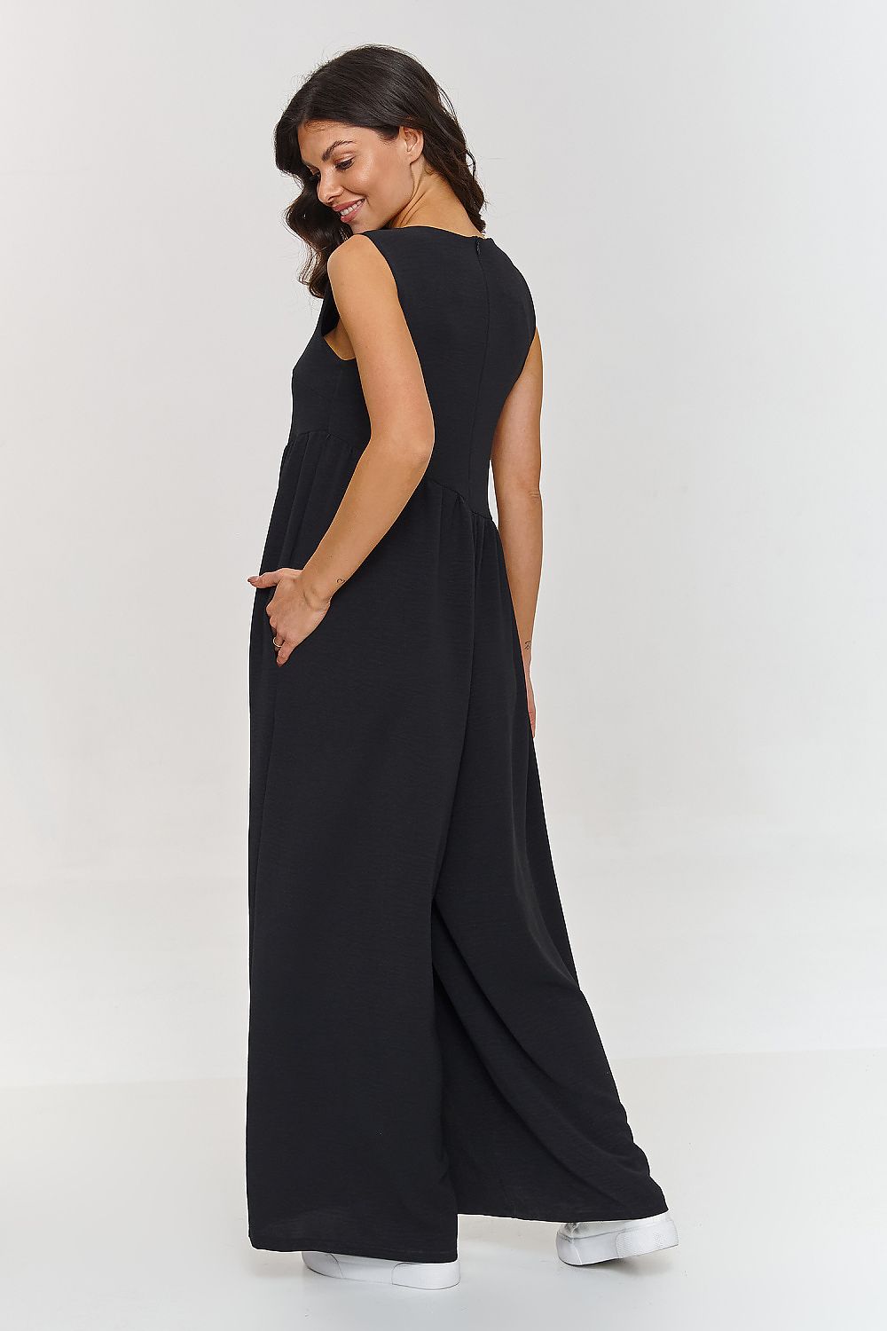 Luxurious Makadamia women's maxi jumpsuit featuring a loose cut and wide legs, ideal for chic summer outings.