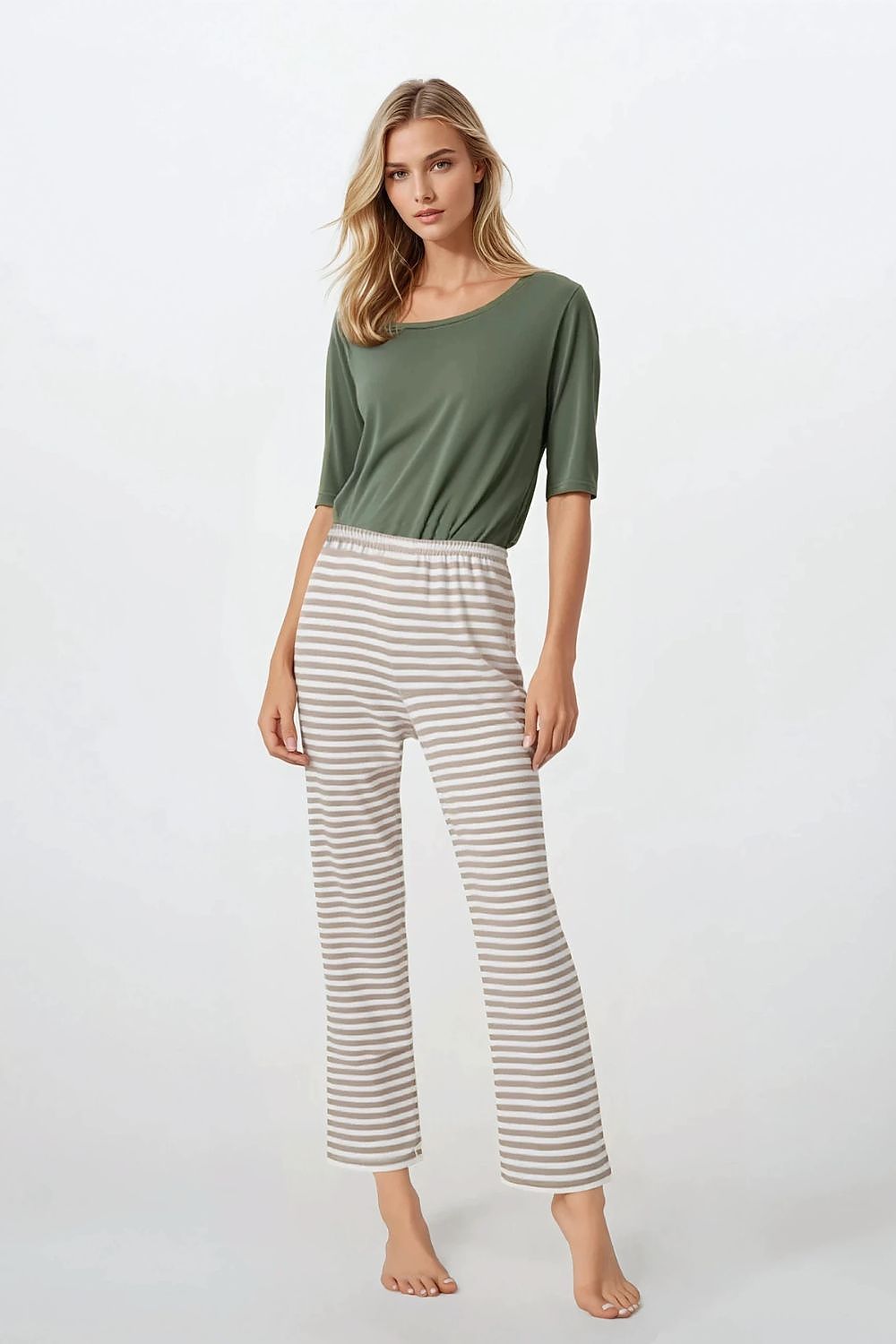 Elegant women's two-piece pyjamas by Momenti Per Me, featuring a stylish round neckline and 3/4 sleeves in luxurious fabric for a chic and comfortable fit.