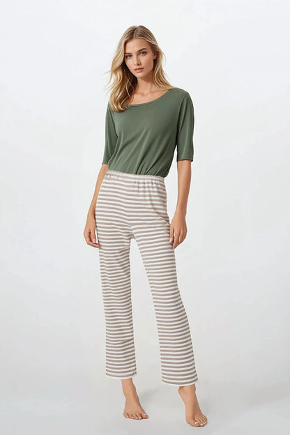 Elegant women's two-piece pyjamas by Momenti Per Me, featuring a stylish round neckline and 3/4 sleeves in luxurious fabric for a chic and comfortable fit.