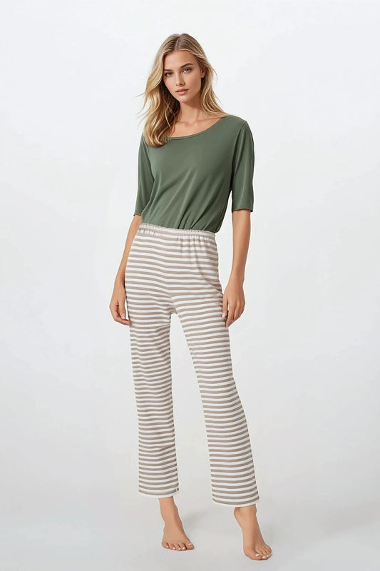 Elegant women's two-piece pyjamas by Momenti Per Me, featuring a stylish round neckline and 3/4 sleeves in luxurious fabric for a chic and comfortable fit.