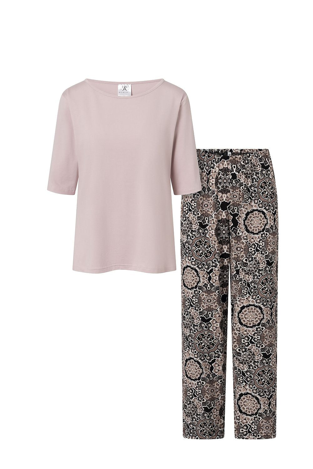 Momenti Per Me luxurious women's pajamas featuring a relaxed fit and elegant design, perfect for relaxation in delicate hues.