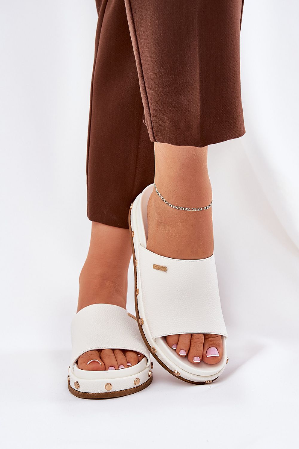 Chic Big Star women's eco-leather flip-flops with contemporary studs and a 4 cm platform, perfect for enhancing your summer wardrobe, brought to you by Step in style.