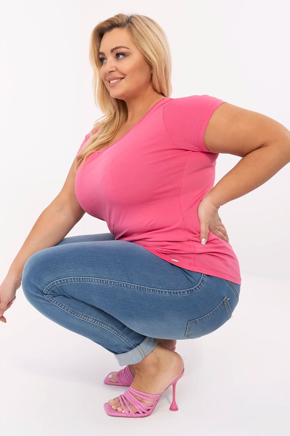 Stylish Relevance plus size women's t-shirt in high-quality cotton and elastane, showcasing a comfortable fit, ideal for versatile outfits.