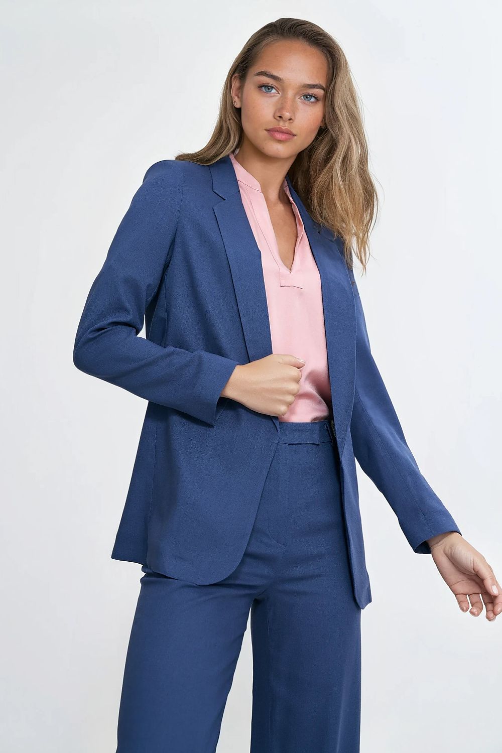 Elegant women's blazer featuring linen texture by Nife, showcasing a stylish regular fit and classic lapels. Ideal for both casual and formal occasions.