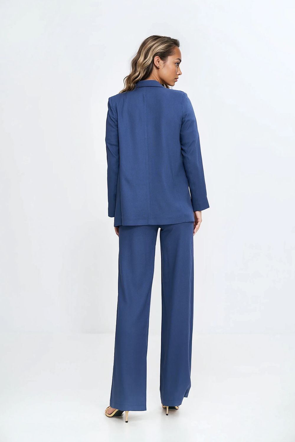 Full view of Nife's elegant women's blazer in sizes EU 36-42, illustrating its timeless design with shoulder pads and no fastening, suitable for refined styling.