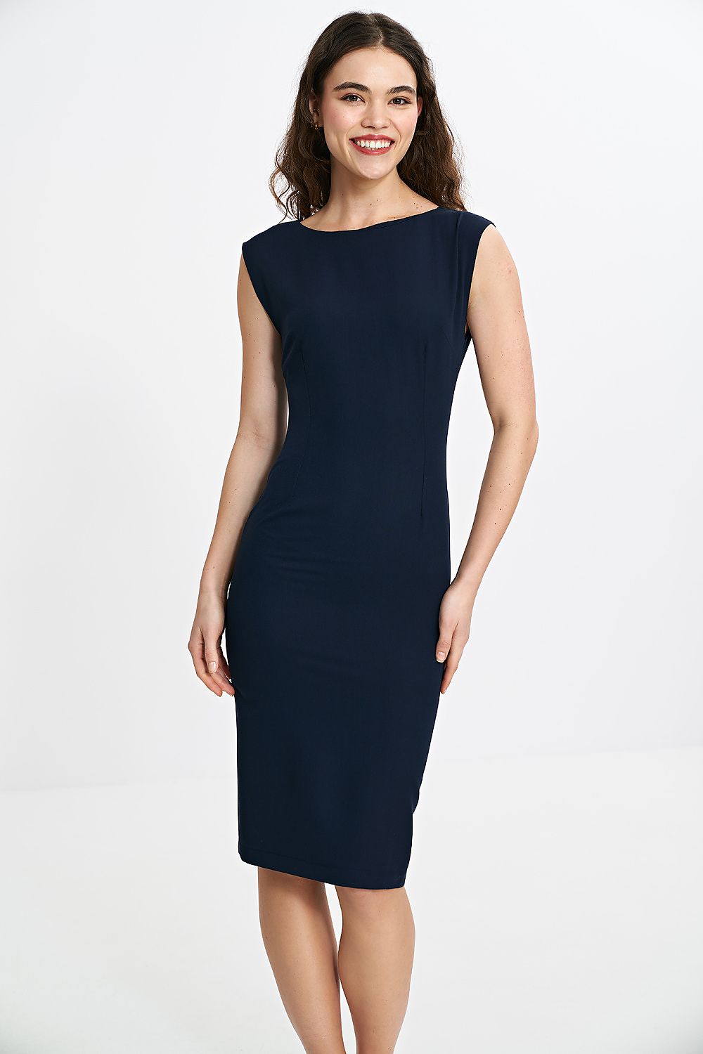 Elegant sleeveless daydress by Nife showcasing a fitted cut, boat neckline, and discreet back V-neck for a luxurious silhouette.