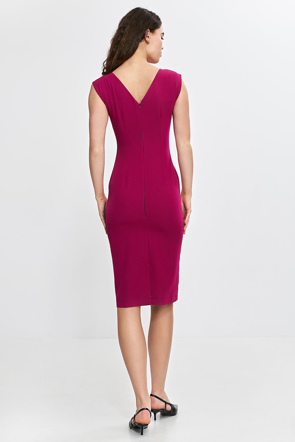 Close-up of Nife's elegant sleeveless daydress highlighting the luxurious fabric and tailored pencil bottom design, ideal for stylish outings.