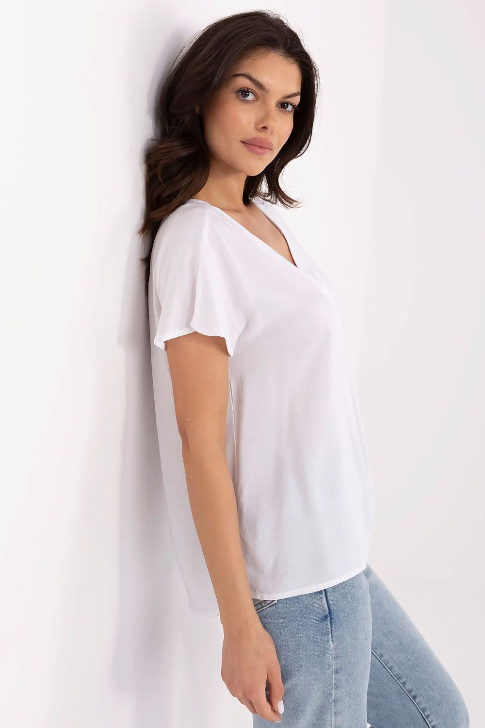 Versatile Sublevel blouse in light viscose, suitable for pairing with pants or skirts for a chic everyday look.