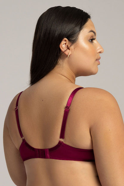 Packaging of Ava's luxury semi-soft bra, elegantly presented in a stylish gift box, ideal for special occasions.