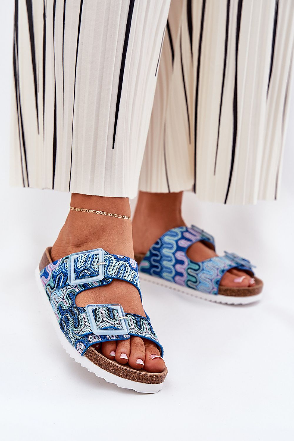 Step in style luxury women's flip-flops with a textured design and elegant cork platform, ideal for sunny days and stylish summer looks.