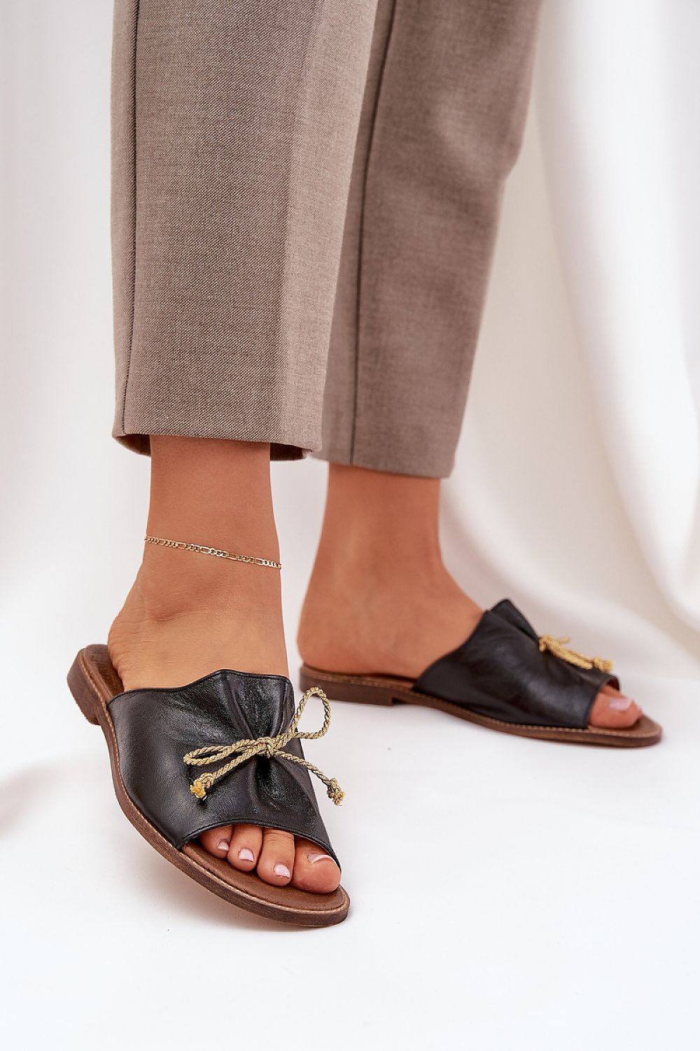 Elegant leather flat sandals with bow detail by Step in style, showcasing a stylish summer look with feminine charm.