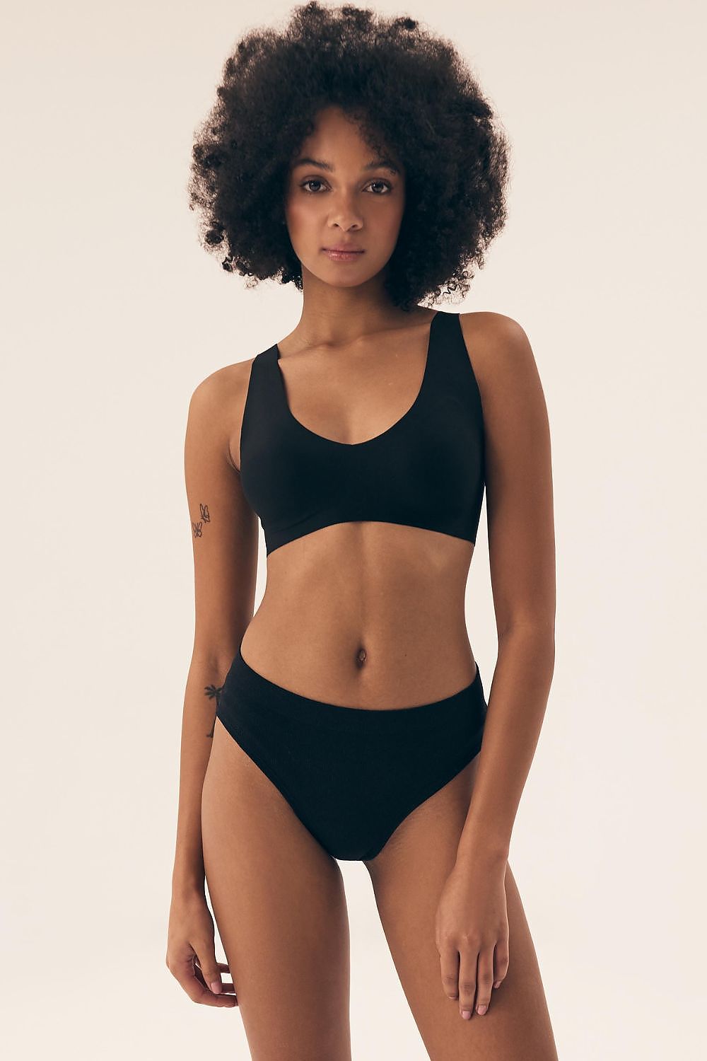 Luxury bikini-style panties in black from Henderson, made of soft ribbed fabric for everyday comfort, displayed elegantly.