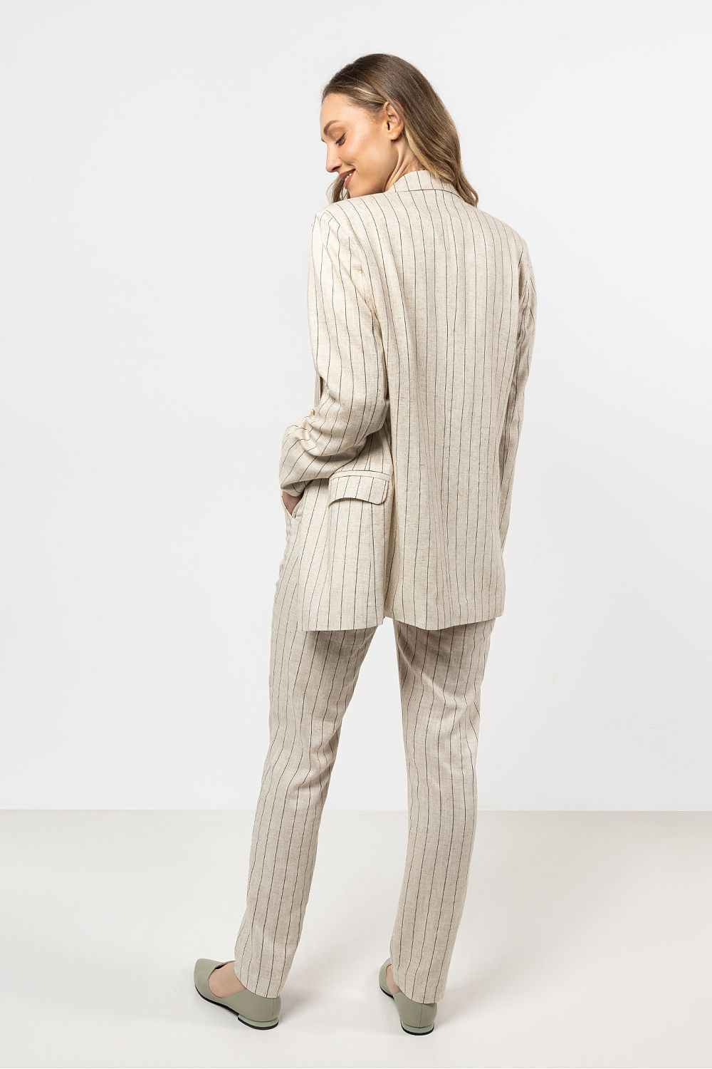 Luxurious linen blazer by Awama, available in multiple sizes S, M, L, XL, ideal for both casual and formal settings.