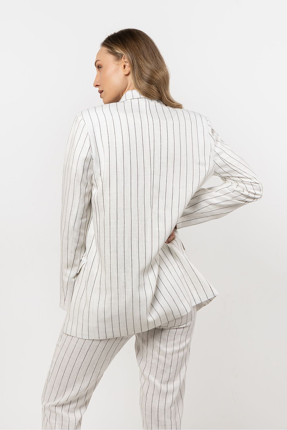 Styled outfit featuring the loose fit striped linen blazer by awama, elegantly paired with chic linen pants.