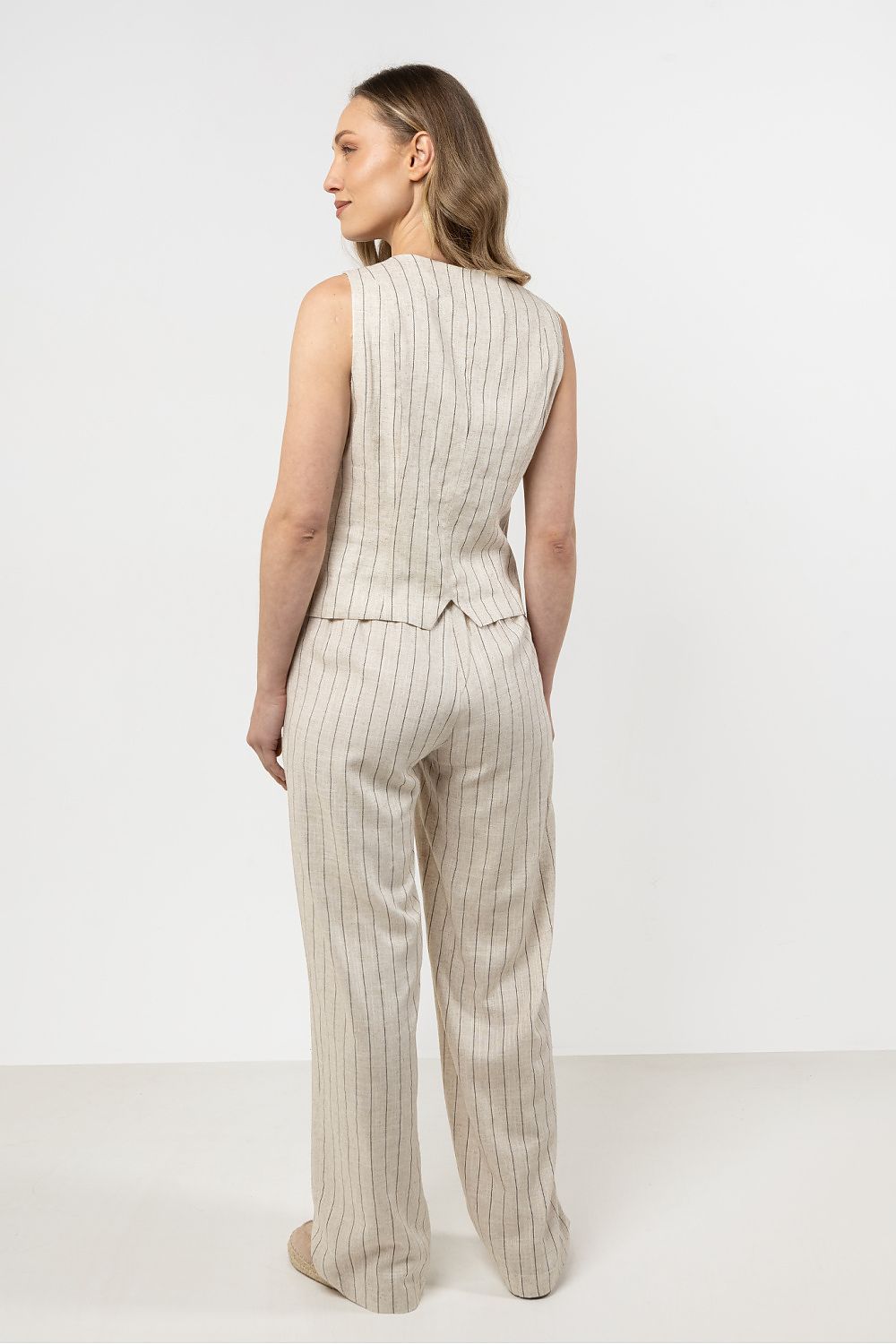 Fashionable women's linen vest by Awama displayed in various sizes S to XL, exemplifying luxury and comfort in warm-weather apparel.