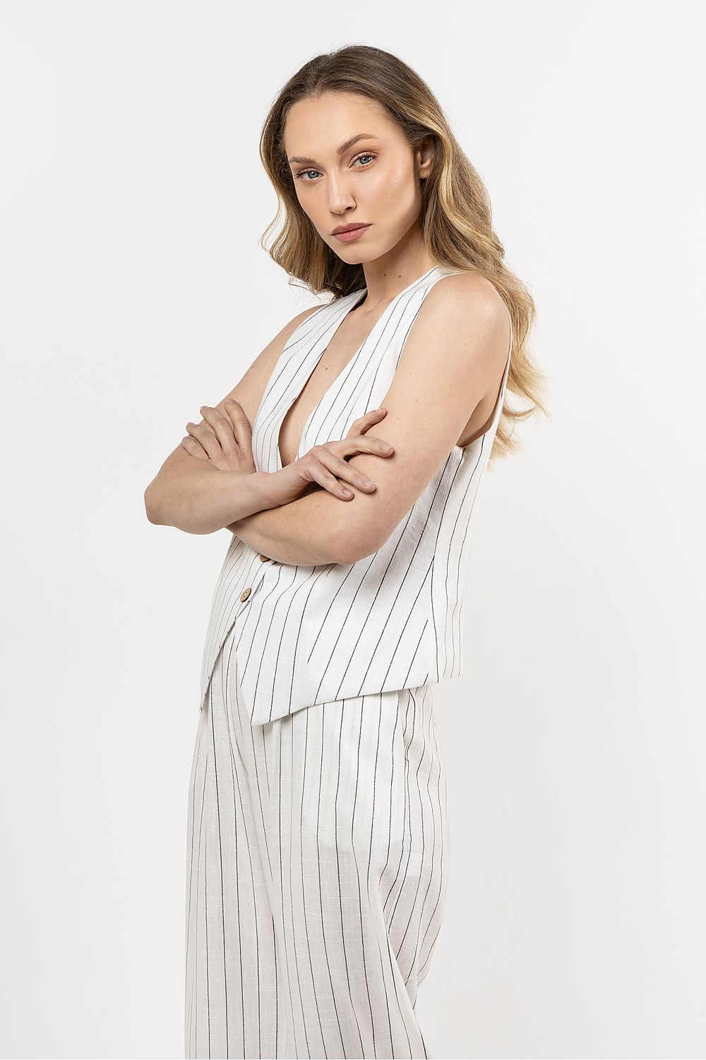 Women’s V-neck linen vest from awama with breathable fabric, designed for a luxurious fit and stylish silhouette.