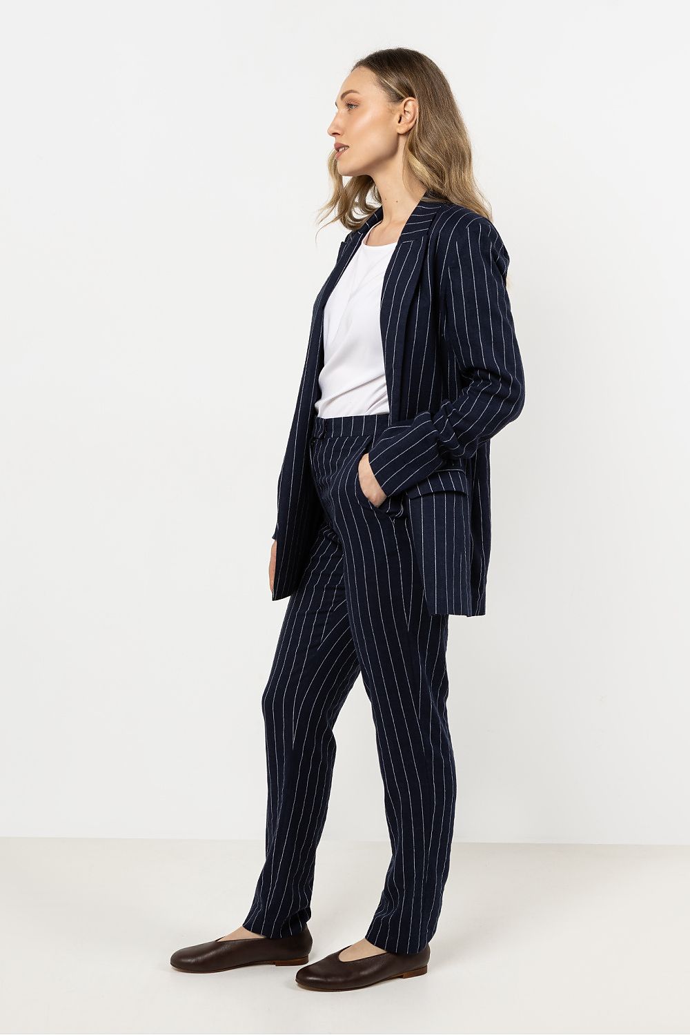Awama linen cigarette trousers for women in stylish stripes, combining comfort and luxury with breathable fabric and sophisticated button fastening.