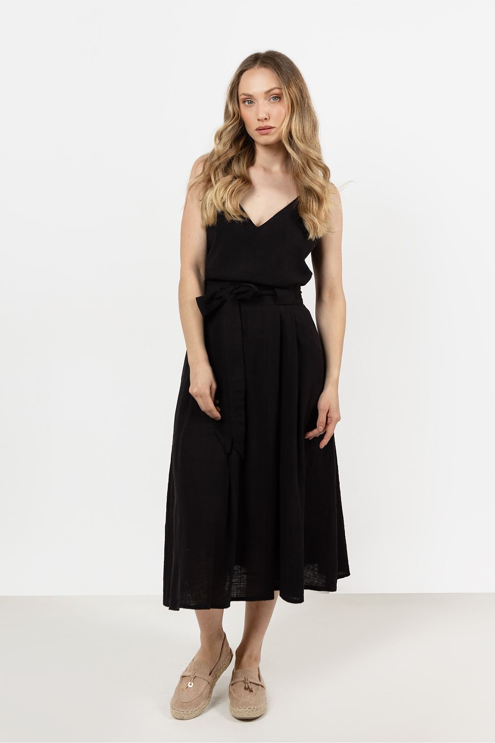 Wide waistband of the Elegant Cotton Flared Skirt by Awama, crafted from premium cotton that accentuates the waist beautifully.