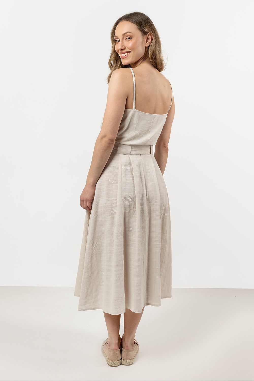 Detailed view of the Awama flared skirt featuring a comfortable wide waistband, crafted from 100% natural cotton, ideal for a chic summer outfit.