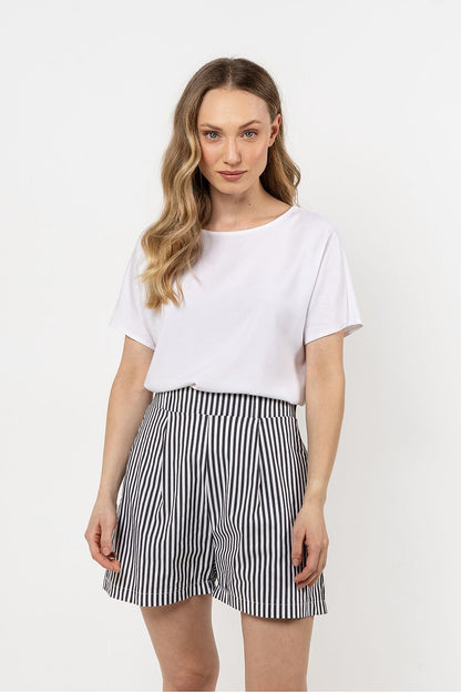 Elegant Awama cotton shorts with pockets, showcasing a lightweight design perfect for summer casual outfits.