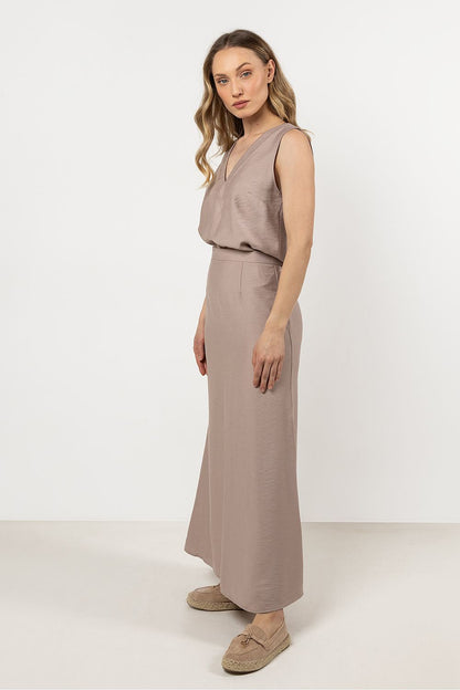 Elegant flared long rayon skirt with a stylish slit, designed by awama, perfect for enhancing your sophisticated wardrobe.