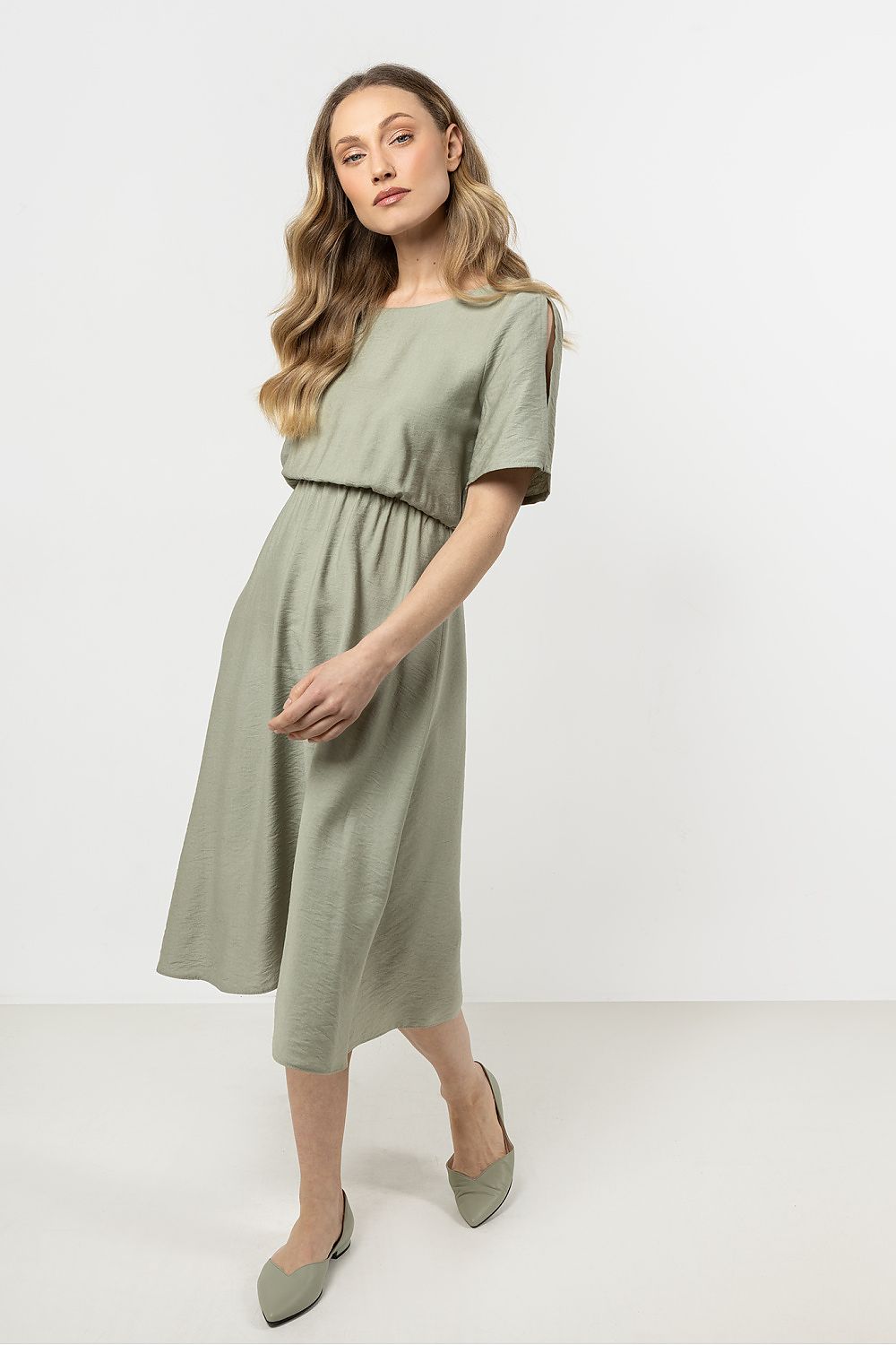 Elegant Awama daydress showcasing a classic silhouette with an elastic waistband, perfect for combining comfort and style.
