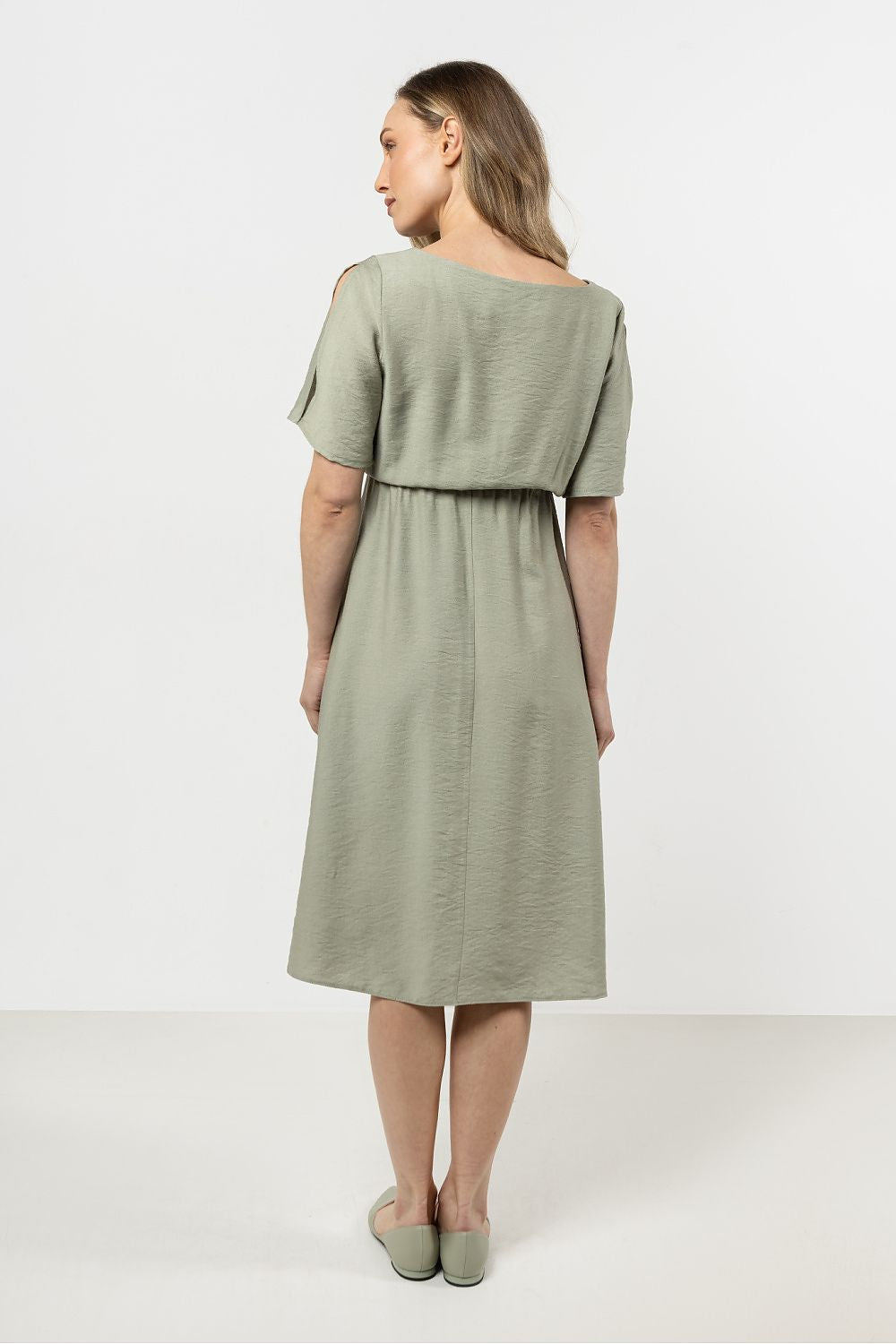 Diverse size options of the Awama daydress displayed in a luxurious setting, emphasizing its chic yet comfortable design for every occasion.