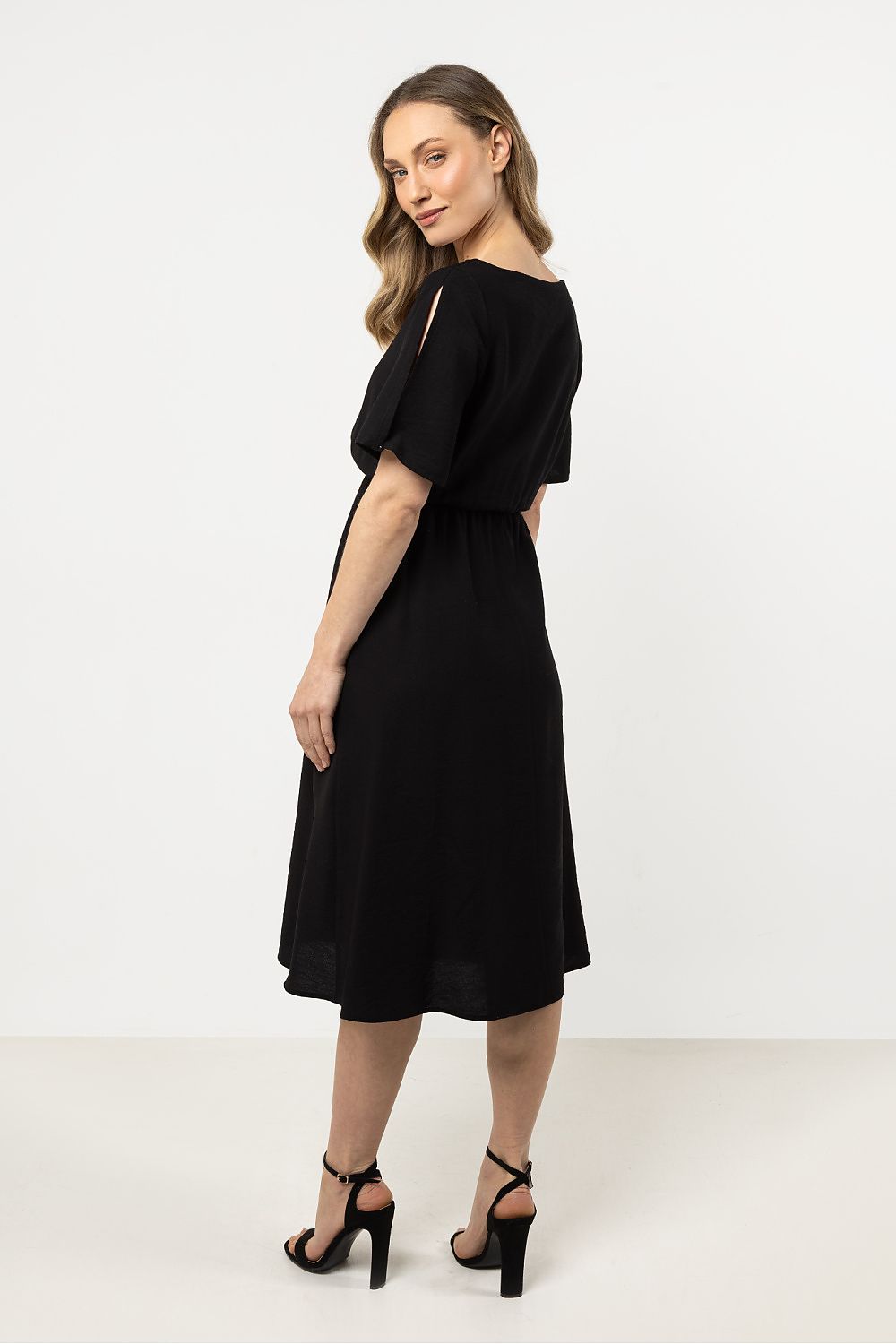 Stylish Awama daydress showcasing loose fit and short slashed sleeves, designed for comfort and elegance in sizes S to XL.