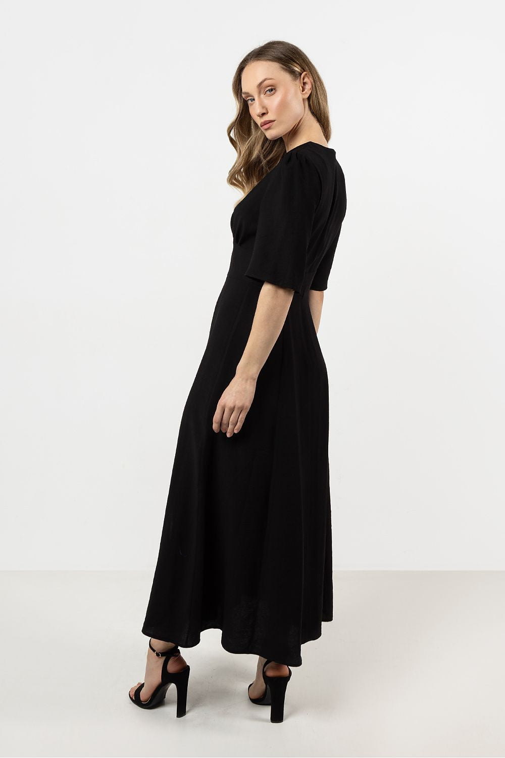 Awama elegant daydress in soft rayon, featuring a V-neckline and belted waist with a fashionable slit, perfect for feminine charm and sophisticated style.
