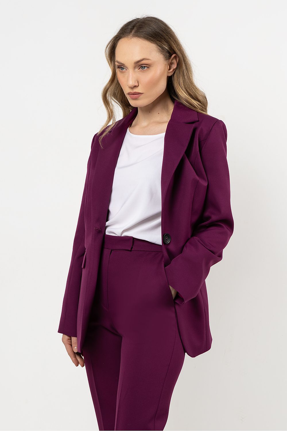 Elegant fitted women's blazer by Awama, featuring a classic single-button closure and a tailored silhouette, perfect for formal occasions.