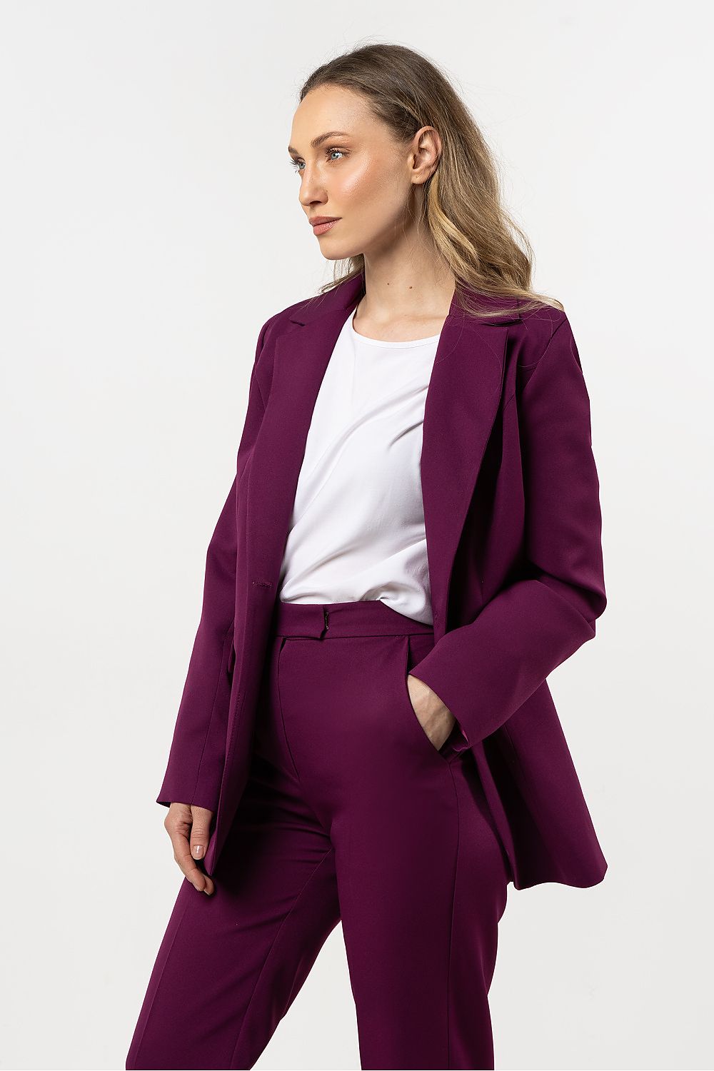 Luxury women's fitted blazer in classic design by Awama, showcasing stylish pocket flaps and a sophisticated look suitable for work and events.
